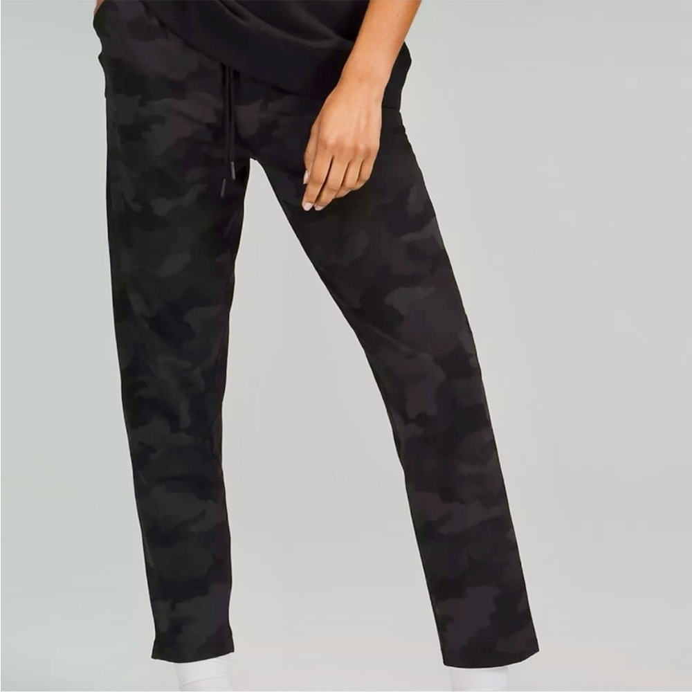 Lululemon 
Stretch High-Rise Pant
7/8 Length